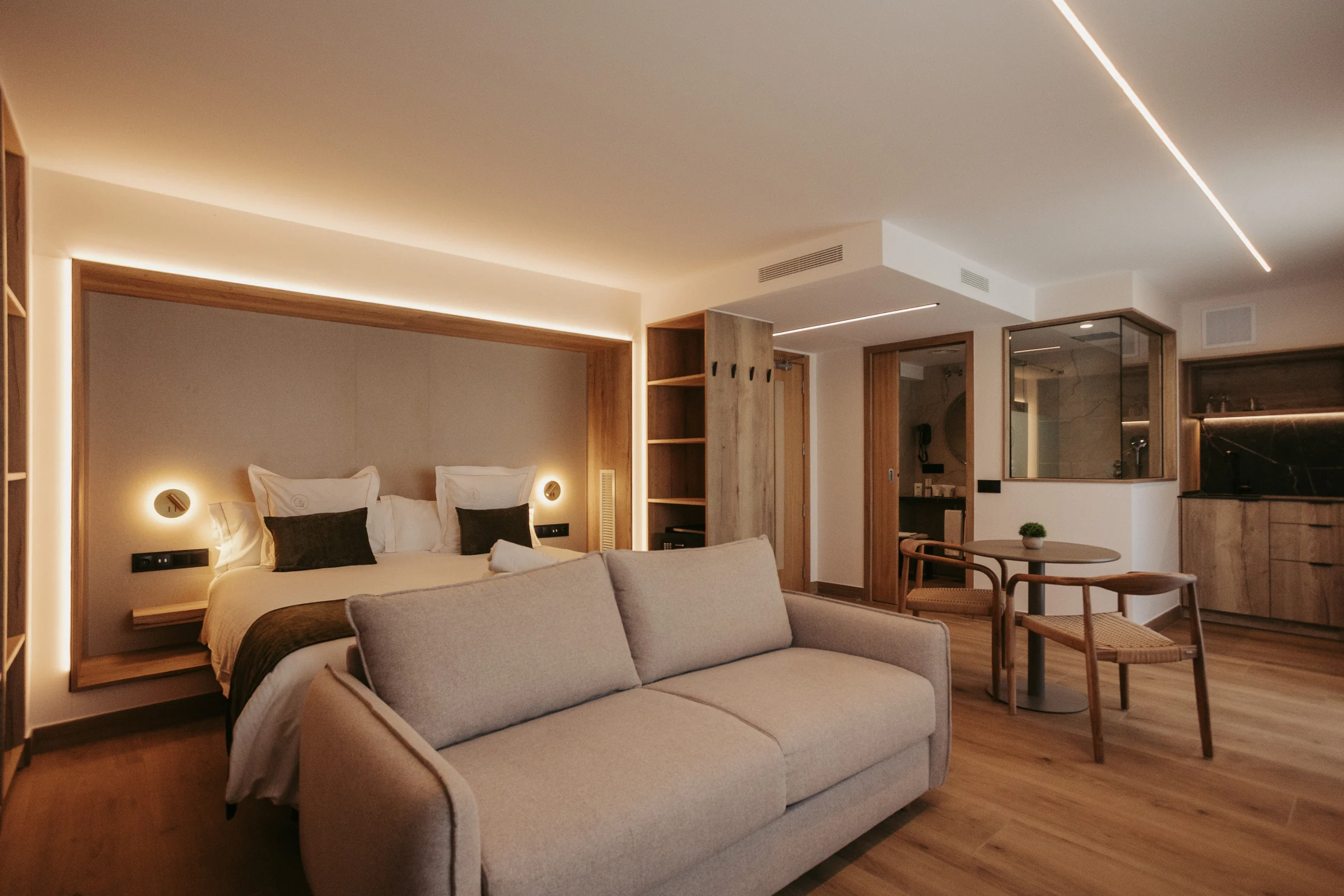 Llit i saló de la suite Balcó de Ripoll