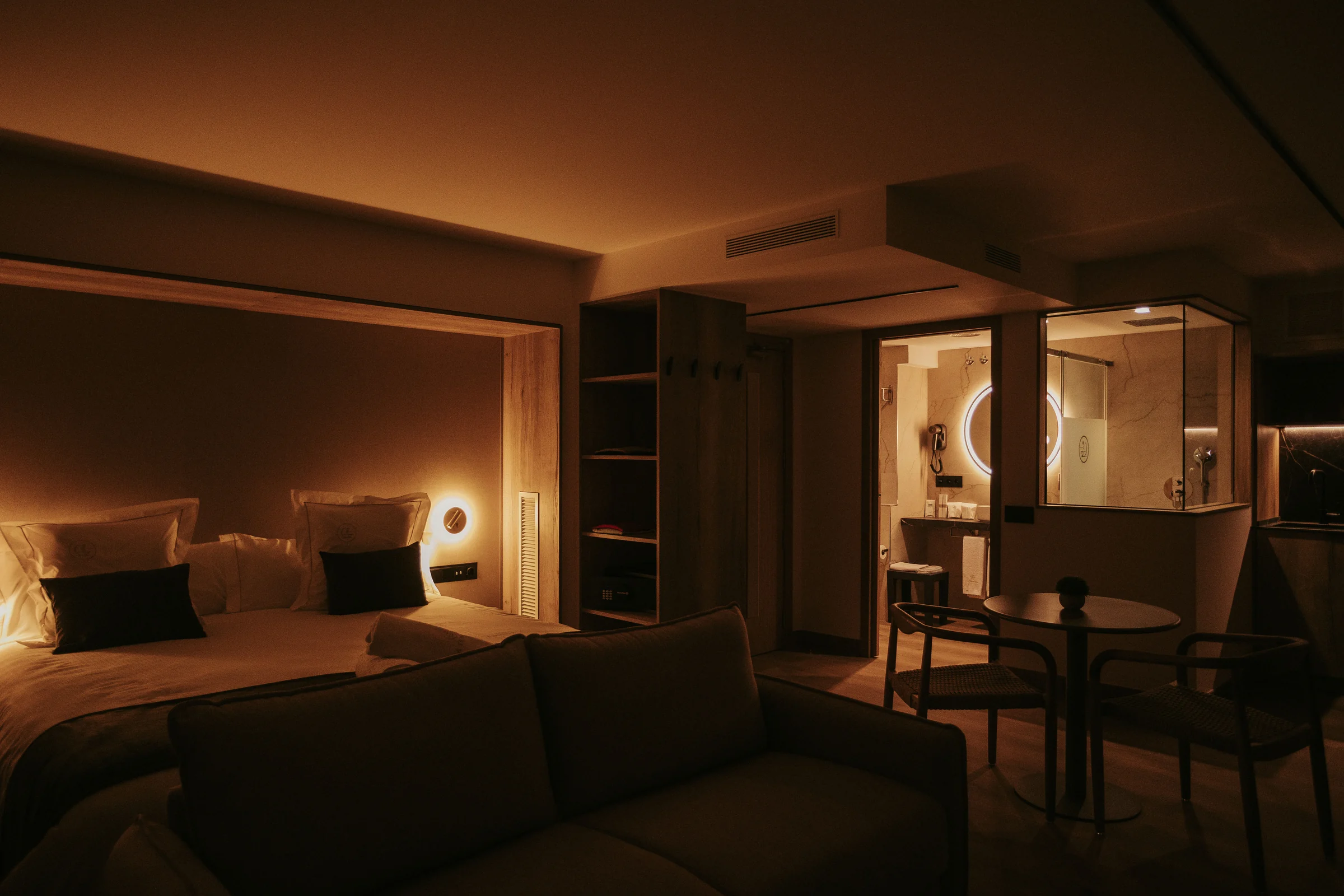 Interior de la suite Balcó de Ripoll amb llum ambient