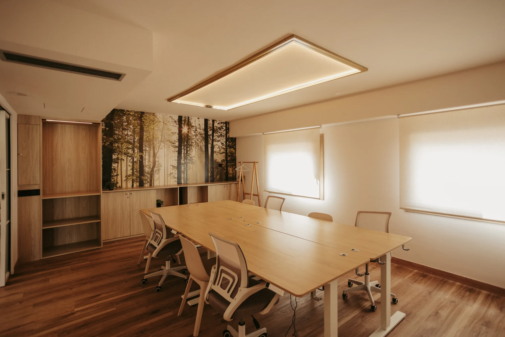 Taula àmplia i cadires de l’espai de coworking