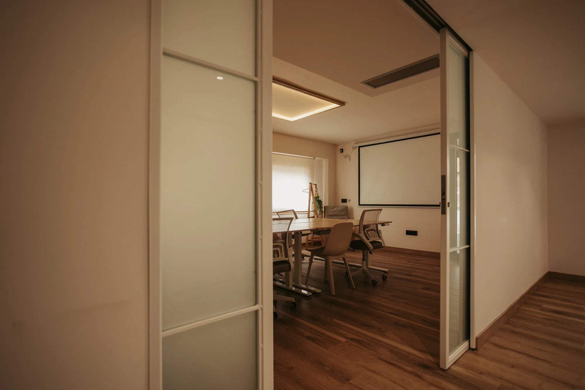 Vista de la sala de coworking des de la porta corredissa