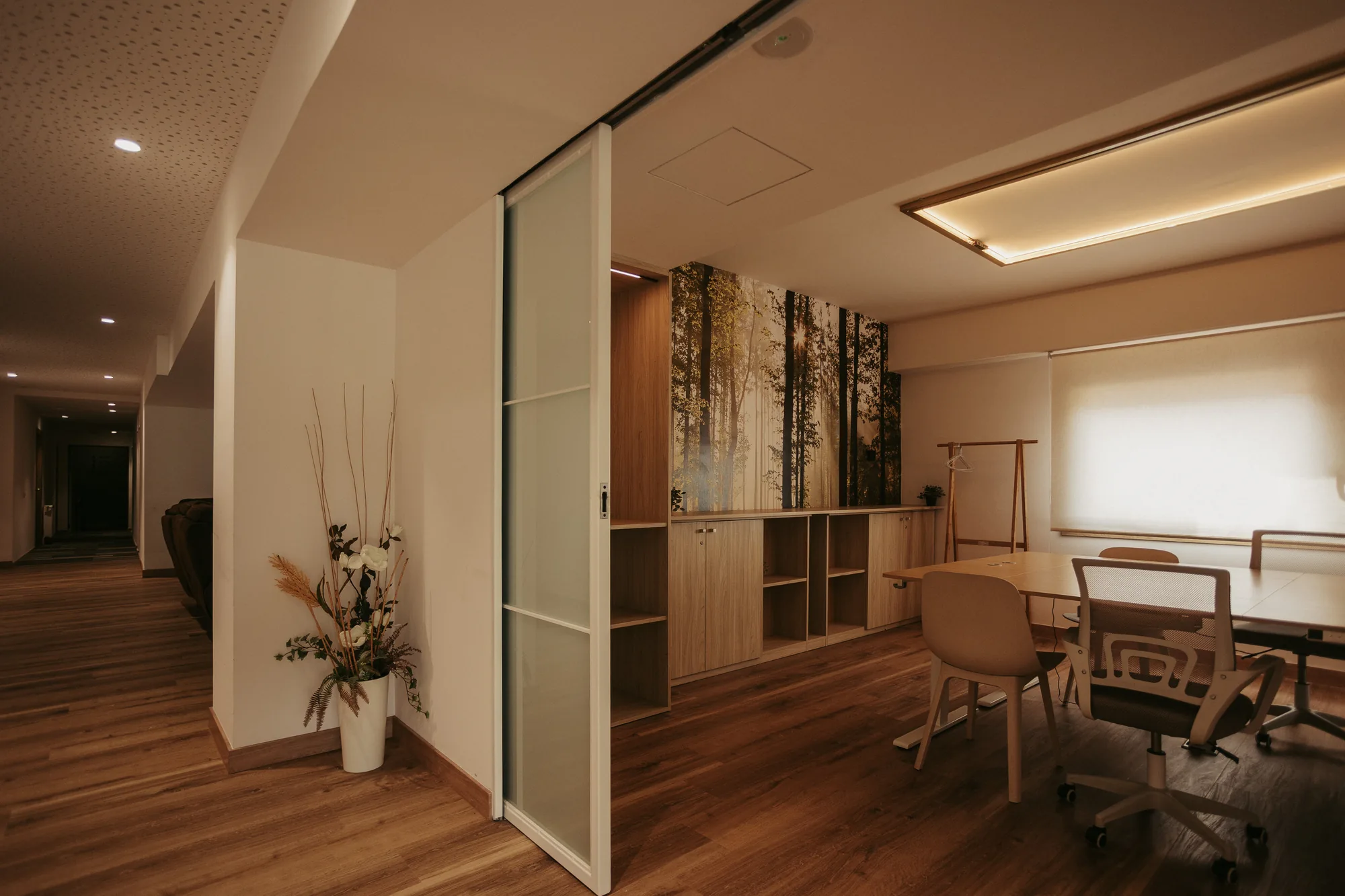 Accés a la sala de coworking amb taula de treball