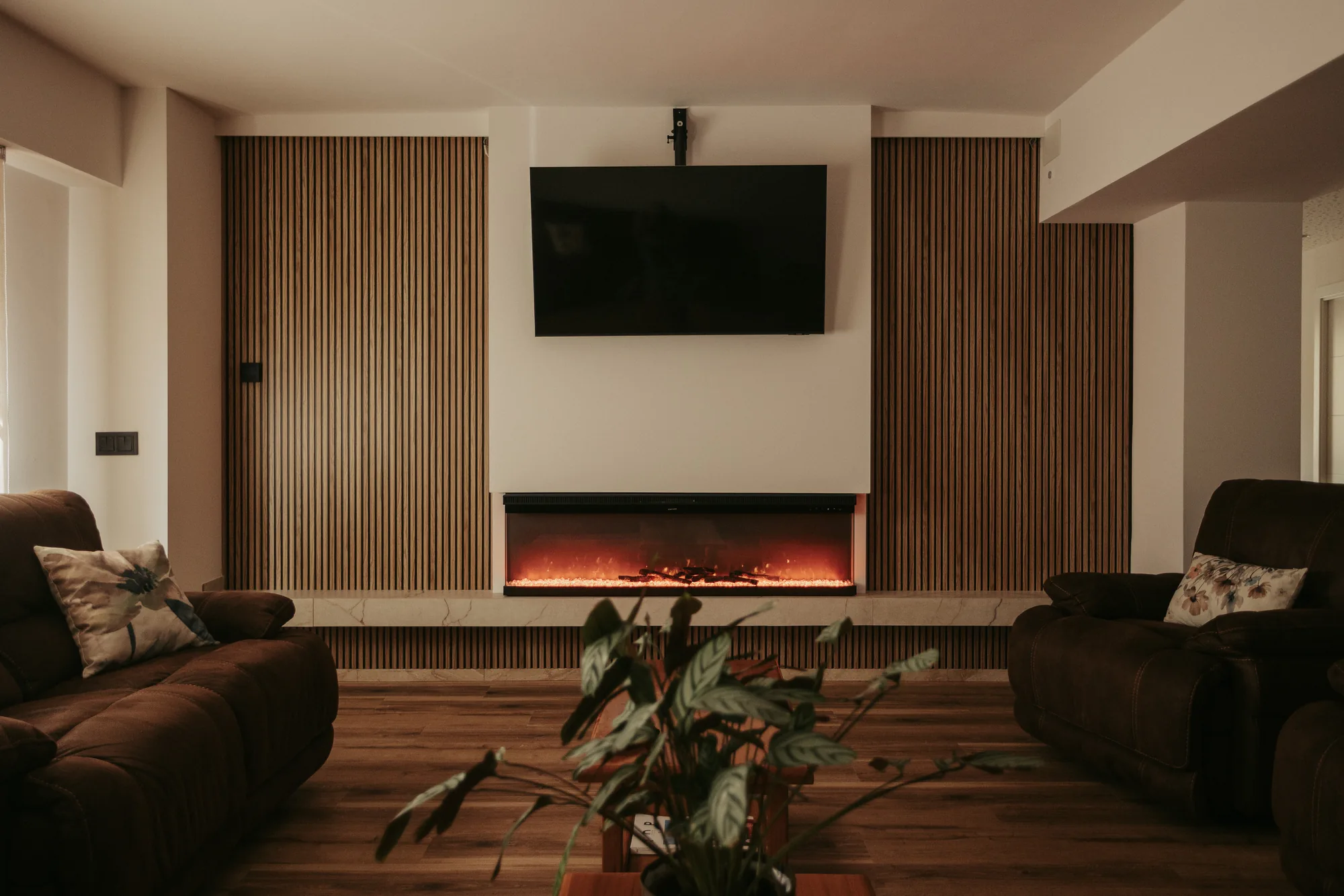Sala d’estar amb sofàs i llar de foc
