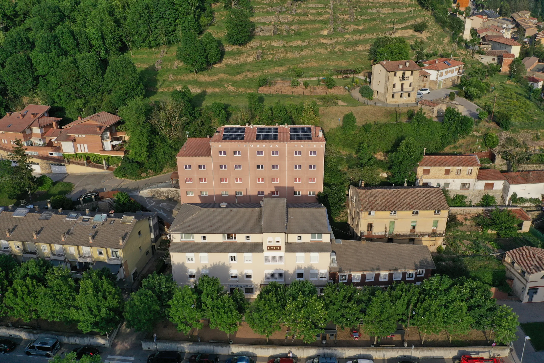 Vista aèria de l’edifici de La Trobada Hotel i les plaques solars de la coberta