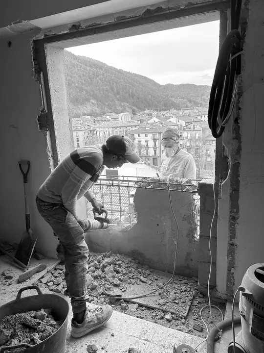 Els treballs d’obertura de les finestres amb Ripoll al fons