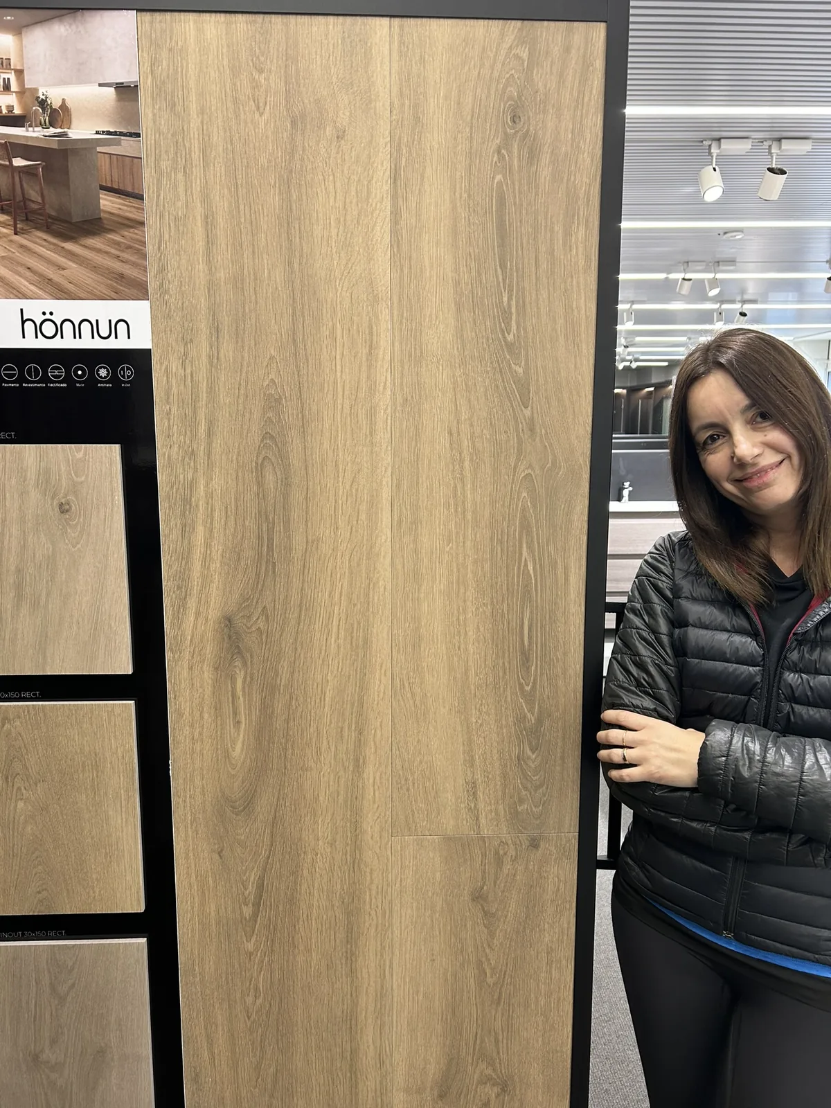 Helga participa en la tria dels materials i acabats de l’edifici